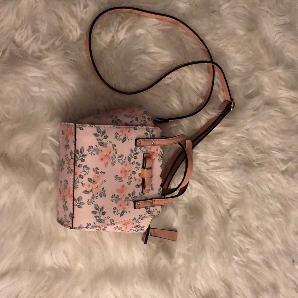 A crossbody bag - Picture 2 of 6
